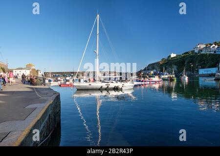 Il porto e le barche da pesca delle famiglie di pescatori di Mevagissey sono presenti in un recente documentario televisivo. Sono in attesa dell’esito dei colloqui sulla Brexit. Foto Stock