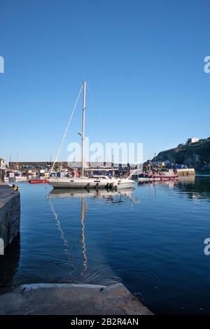 Il porto e le barche da pesca delle famiglie di pescatori di Mevagissey sono presenti in un recente documentario televisivo. Sono in attesa dell’esito dei colloqui sulla Brexit. Foto Stock