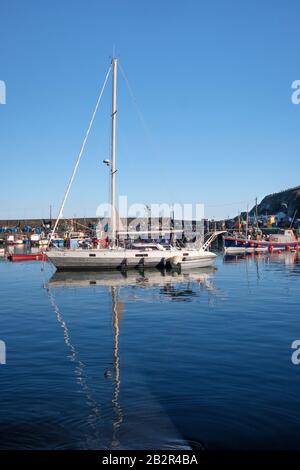 Il porto e le barche da pesca delle famiglie di pescatori di Mevagissey sono presenti in un recente documentario televisivo. Sono in attesa dell’esito dei colloqui sulla Brexit. Foto Stock