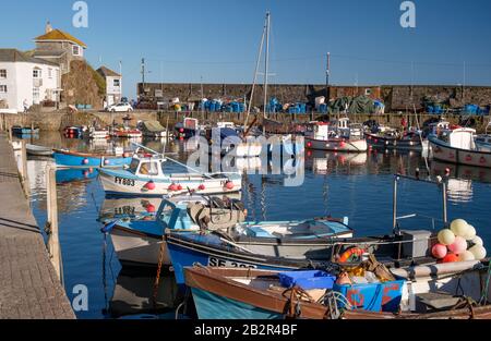 Il porto e le barche da pesca delle famiglie di pescatori di Mevagissey sono presenti in un recente documentario televisivo. Sono in attesa dell’esito dei colloqui sulla Brexit. Foto Stock