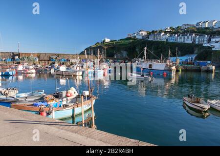 Il porto e le barche da pesca delle famiglie di pescatori di Mevagissey sono presenti in un recente documentario televisivo. Sono in attesa dell’esito dei colloqui sulla Brexit. Foto Stock