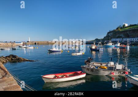 Il porto e le barche da pesca delle famiglie di pescatori di Mevagissey sono presenti in un recente documentario televisivo. Sono in attesa dell’esito dei colloqui sulla Brexit. Foto Stock