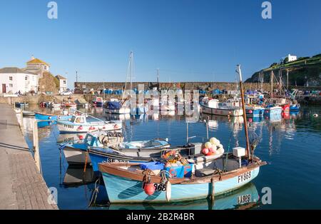 Il porto e le barche da pesca delle famiglie di pescatori di Mevagissey sono presenti in un recente documentario televisivo. Sono in attesa dell’esito dei colloqui sulla Brexit. Foto Stock