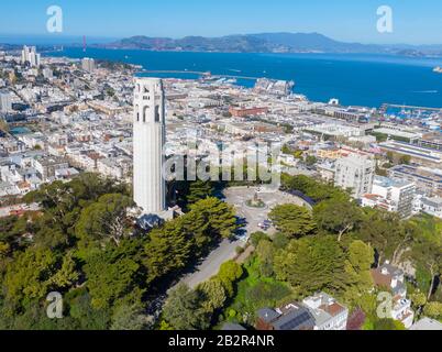 Veduta aerea diurna di San Francisco, California con il Golden Gate Bridge sullo sfondo. Foto Stock