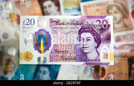 Il nuovo polimero 2020 £20 libbre nota dalla Banca d'Inghilterra con l'artista JMW Turner con le banconote attuali in polimero sullo sfondo Foto Stock