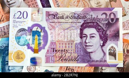 Il nuovo polimero 2020 £20 libbre nota dalla Banca d'Inghilterra con l'artista JMW Turner con le banconote attuali in polimero sullo sfondo Foto Stock