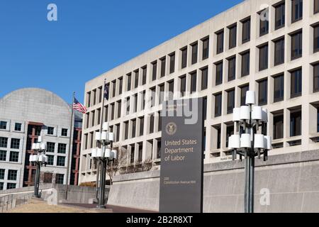 Firma su Constitution Avenue di fronte al Dipartimento del lavoro degli Stati Uniti HQ presso il Frances Perkins Building a D.C. Foto Stock