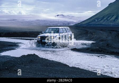 Maelifell montagna, jeeptrack, deserto di sabbia di Maelifell. 4x4 attraversando piccolo fiume, Islanda Foto Stock