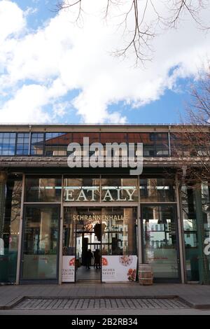 Monaco, Germania - 1 marzo 2020: Il banco italiano gigante deli e catena alimentare Eataly aperto nel novembre 2015 nel mercato storico di Schrannenha Foto Stock