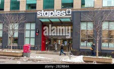 La posizione di Staples, recentemente ristrutturata, si trova di fronte al negozio nel centro di Toronto. Foto Stock