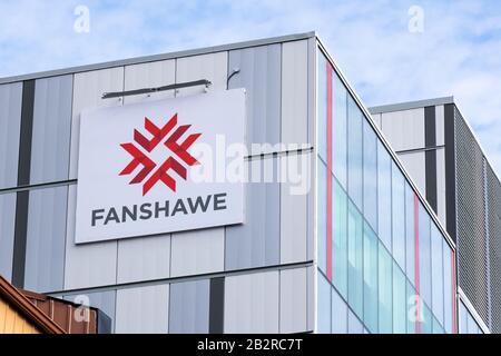 Il logo del Fanshawe College è riportato su un cartello del campus di arti digitali e dello spettacolo nel centro di Londra, Ontario. Foto Stock