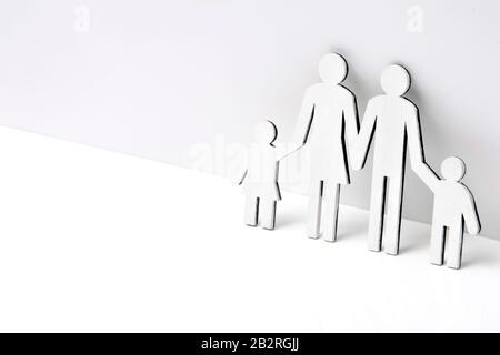 Felice famiglia di figure in legno su sfondo bianco Foto Stock