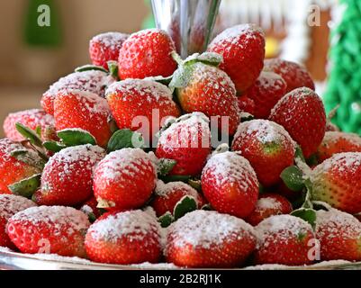 fragole fresche mature in un piatto Foto Stock