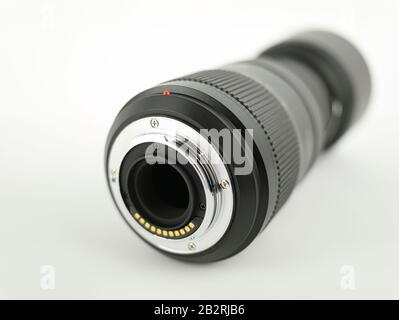 Collegamento a baionetta da un obiettivo zoom nero con sfocato Foto Stock