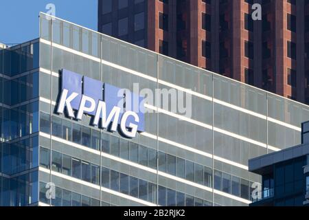 KPMG segno in cima al loro edificio nel centro di Toronto, visto il pomeriggio soleggiato. Foto Stock