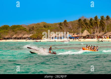 Sport acquatici in Playa Blanca sulla Isla de Baru, Cartagena de Indias, Colombia Foto Stock