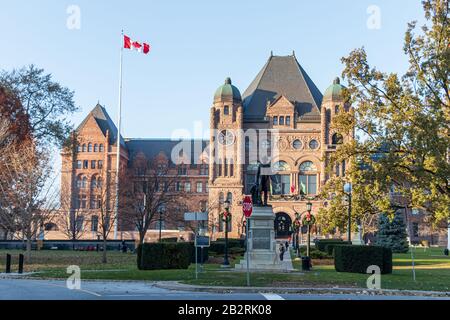 Vista dell'Assemblea legislativa del Queen's Park dell'Ontario e della statua di John A. Macdonald in una giornata di sole limpida Foto Stock