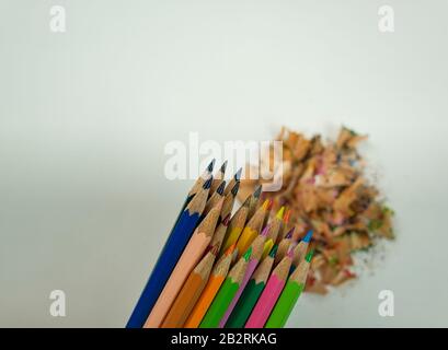 Una pila di pastelli appena affilati in diversi colori Foto Stock