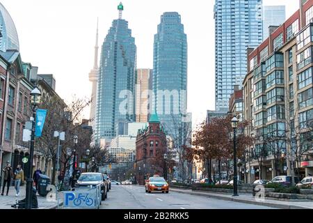 Guardando verso il basso Front St. A Toronto, al famoso Gooderham Building e Brookfield Place in un pomeriggio di sole autunno. Foto Stock