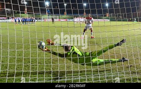 3 marzo 2020, Saarland, Völklingen: Calcio: DFB Cup, 1st FC Saarbrücken - Fortuna Düsseldorf, 4th round, Hermann Neuberger Stadium. Daniel Batz di Saarbrücken detiene la pena decisiva. Foto: Oliver Dietze/dpa - NOTA IMPORTANTE: In conformità con le norme del DFL Deutsche Fußball Liga e del DFB Deutscher Fußball-Bund, è vietato sfruttare o sfruttare nello stadio e/o dal gioco fotografato sotto forma di immagini di sequenza e/o serie fotografiche video-simili. Foto Stock