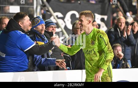 3 marzo 2020, Saarland, Völklingen: Calcio: DFB Cup, 1st FC Saarbrücken - Fortuna Düsseldorf, 4th round, Hermann Neuberger Stadium. Il portiere di Saarbrücken Daniel Batz celebra la vittoria. Foto: Oliver Dietze/dpa - NOTA IMPORTANTE: In conformità con le norme del DFL Deutsche Fußball Liga e del DFB Deutscher Fußball-Bund, è vietato sfruttare o sfruttare nello stadio e/o dal gioco fotografato sotto forma di immagini di sequenza e/o serie fotografiche video-simili. Foto Stock