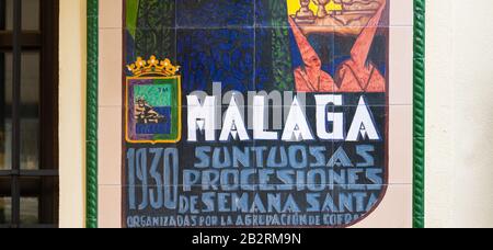 Malaga, SPAGNA - 18 febbraio 2020: Decorazione con piastrelle dipinte di pubblicità per le feste della settimana Santa a Malaga Spagna Foto Stock