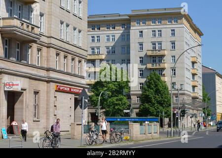 Wohnhaeuser, Andreasstrasse, Karl-Marx-Allee, Friedrichshain di Berlino, Deutschland Foto Stock