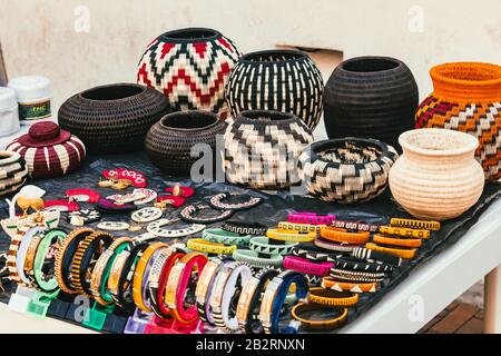 Mercato delle pulci Usaquen in una mattinata di sole, i mercanti vendono antiquariato, artigianato, gioielli e altri prodotti, Bogotá Colombia, 1 marzo 2020 Foto Stock