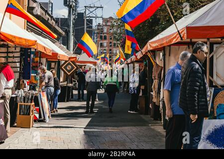 Mercato delle pulci Usaquen in una mattinata di sole, i mercanti vendono antiquariato, artigianato, gioielli e altri prodotti, Bogotá Colombia, 1 marzo 2020 Foto Stock
