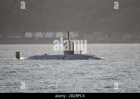 Un sottomarino di classe Trafalgar non identificato dalla Royal Navy, passando per Gourock sul Firth of Clyde. Foto Stock