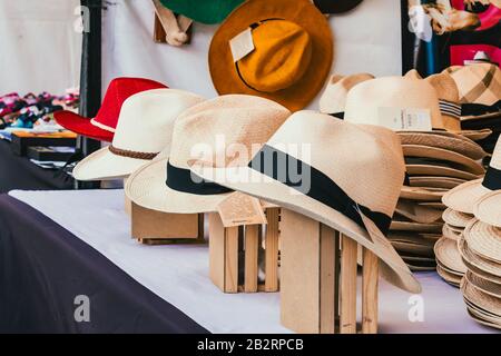Mercato delle pulci Usaquen in una mattinata di sole, i mercanti vendono antiquariato, artigianato, gioielli e altri prodotti, Bogotá Colombia, 1 marzo 2020 Foto Stock