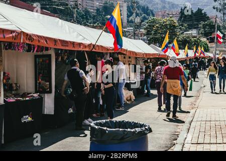 Mercato delle pulci Usaquen in una mattinata di sole, i mercanti vendono antiquariato, artigianato, gioielli e altri prodotti, Bogotá Colombia, 1 marzo 2020 Foto Stock