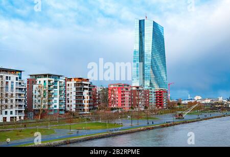 Sede centrale della Banca centrale europea (BCE) ed edifici residenziali lungo il fiume meno. Francoforte sul meno, Germania. Foto Stock