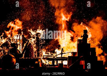 Montreal, Canada - 10 agosto 2019: Impressionante statua Lego che brucia nel Festival di Falla a Tohu di Montreal Foto Stock