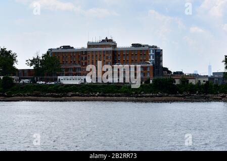 Vista Sul Complesso della prigione di Rikers Island. Rikers Island è un'isola di 413,17 acri nel fiume Est tra Queens e il Bronx, che ospita New Y. Foto Stock