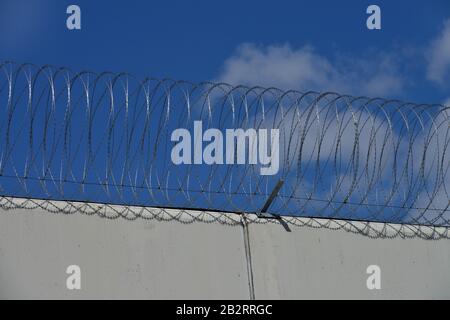 Stacheldraht, Mauer, Justizvollzugsanstalt, Seidelstrasse, Tegel, Reinickendorf, Berlin, Deutschland Foto Stock