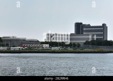 Vista Sul Complesso della prigione di Rikers Island. Rikers Island è un'isola di 413,17 acri nel fiume Est tra Queens e il Bronx, che ospita New Y. Foto Stock