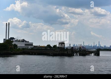 Vista Sul Complesso della prigione di Rikers Island. Rikers Island è un'isola di 413,17 acri nel fiume Est tra Queens e il Bronx, che ospita New Y. Foto Stock