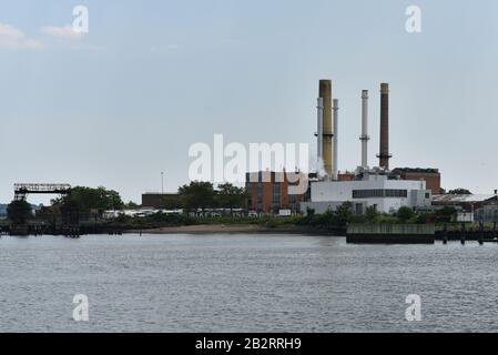Vista Sul Complesso della prigione di Rikers Island. Rikers Island è un'isola di 413,17 acri nel fiume Est tra Queens e il Bronx, che ospita New Y. Foto Stock