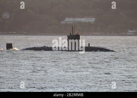 Un sottomarino di classe Trafalgar non identificato dalla Royal Navy, passando per Gourock sul Firth of Clyde. Foto Stock