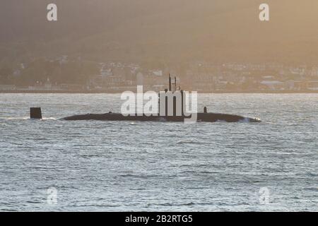 Un sottomarino di classe Trafalgar non identificato dalla Royal Navy, passando per Gourock sul Firth of Clyde. Foto Stock