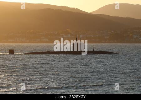 Un sottomarino di classe Trafalgar non identificato dalla Royal Navy, passando per Gourock sul Firth of Clyde. Foto Stock