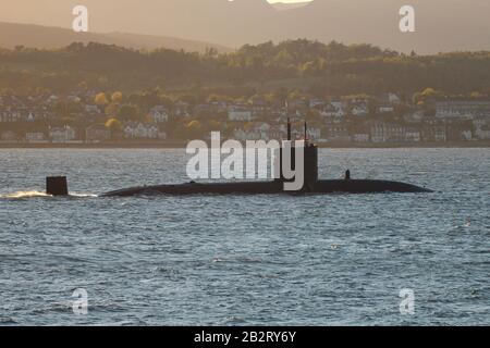 Un sottomarino di classe Trafalgar non identificato dalla Royal Navy, passando per Gourock sul Firth of Clyde. Foto Stock