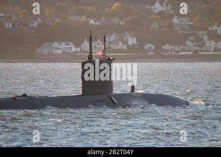 Un sottomarino di classe Trafalgar non identificato dalla Royal Navy, passando per Gourock sul Firth of Clyde. Foto Stock