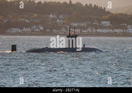 Un sottomarino di classe Trafalgar non identificato dalla Royal Navy, passando per Gourock sul Firth of Clyde. Foto Stock