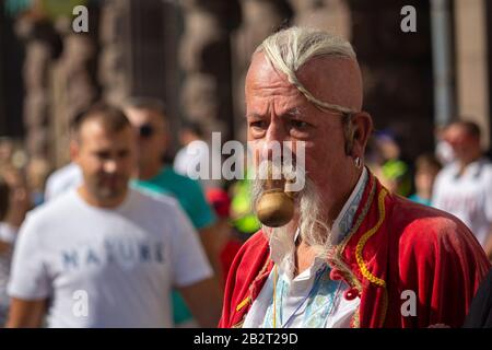 Kiev, Ucraina - 24 agosto 2019: Uomo anziano in costume storico durante la celebrazione della Giornata dell'Indipendenza di Cossack dell'Ucraina su Khreschatyk Stre Foto Stock