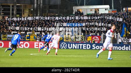 3 marzo 2020, Saarland, Völklingen: Calcio: DFB Cup, 1st FC Saarbrücken - Fortuna Düsseldorf, 4th round, Hermann Neuberger Stadium. I fan di Saarbrücken hanno sparso i banner contro il Bayern Monaco. Foto: Oliver Dietze/dpa - NOTA IMPORTANTE: In conformità con le norme del DFL Deutsche Fußball Liga e del DFB Deutscher Fußball-Bund, è vietato sfruttare o sfruttare nello stadio e/o dal gioco fotografato sotto forma di immagini di sequenza e/o serie fotografiche video-simili. Foto Stock