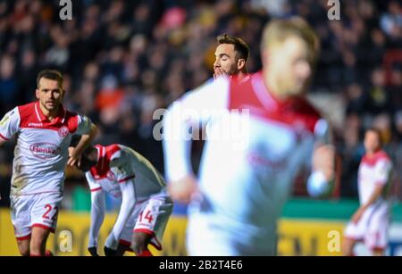 3 marzo 2020, Saarland, Völklingen: Calcio: DFB Cup, 1st FC Saarbrücken - Fortuna Düsseldorf, 4th round, Hermann Neuberger Stadium. Kenan Karaman (m) di Düsseldorf mette le mani in bocca. Foto: Oliver Dietze/dpa - NOTA IMPORTANTE: In conformità con le norme del DFL Deutsche Fußball Liga e del DFB Deutscher Fußball-Bund, è vietato sfruttare o sfruttare nello stadio e/o dal gioco fotografato sotto forma di immagini di sequenza e/o serie fotografiche video-simili. Foto Stock