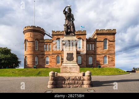 Statua di Flora Macdonald di fronte al castello di Inverness, Scozia Foto Stock