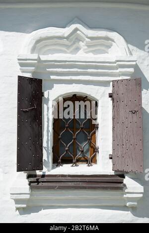 Vecchia finestra nella parete di pietra del monastero Foto Stock